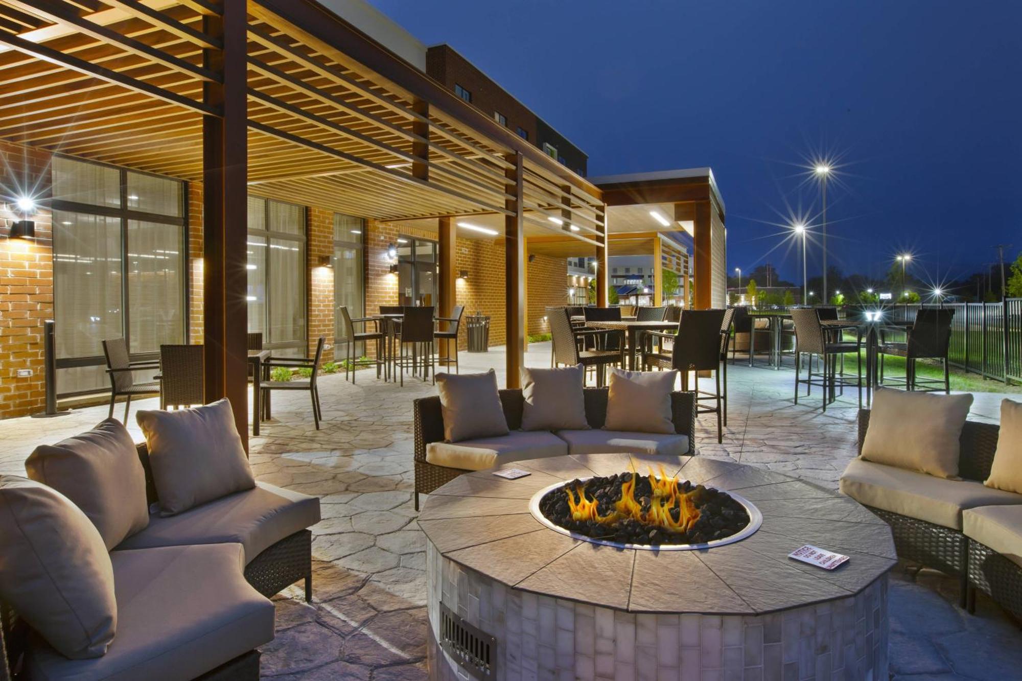 מלון Courtyard By Marriott St. Joseph-בנטון הרבור מראה חיצוני תמונה